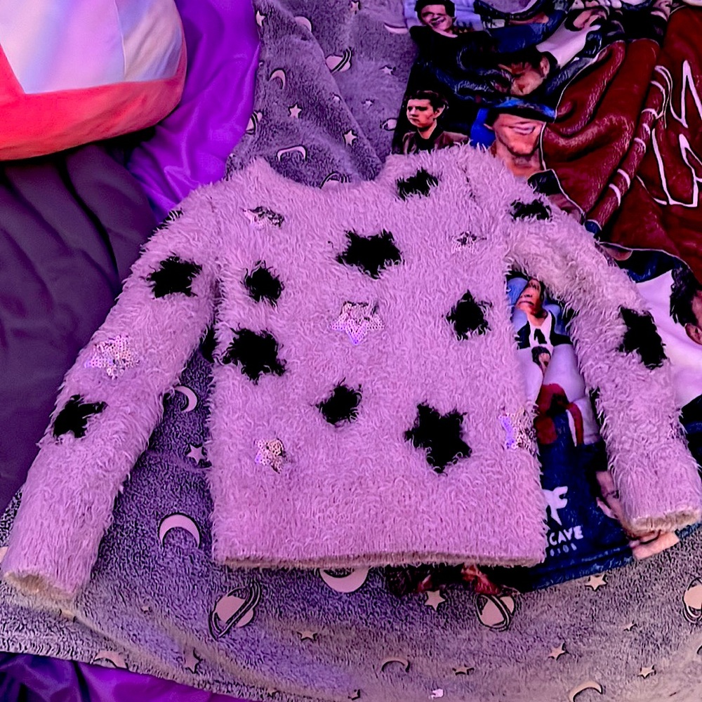 I’m selling this cute cotton star fussy sweater for the winter!!💗